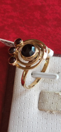 Gouden damesring met granaat appart model hand gemaakt  maat 18.