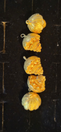 5 x knoop verguld denk geen zilver maar wel heel leuk.lijkt oosters.