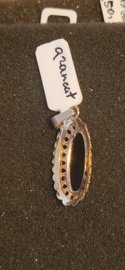 14 kr gouden hanger met granaat bruto 2,8 gram 2 bij 1.5 cm.