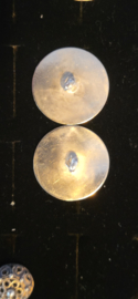 Zilver maar niet gekeurd platte knopen streek onbekent.24 mm.  nog lichte sporen van vergulding.