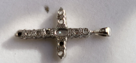 Zilver kruisje met zirkoon nieuwstaat 35/18 mm .