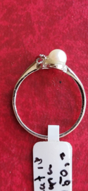 Witgoud damesring met parel en twee zirkonia  14 kr