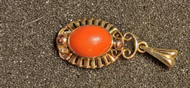 14 kr gouden hanger met bloedkoraal2,4 gram 3.3 bij 1.4 cm.