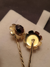 Ouderwetse muts spelden goud met granaat 7 cm 4.8 gram rozet is 1.5 cm