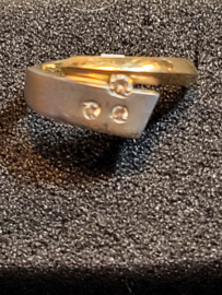 Wat bredere twee kleuren gouden ring met zirkoon maat 17,5  4,2 gram.