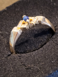 Gouden klassiekering met zirkoon en saffier maat 20  3,8 gram 18 kr.
