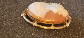 Gouden Camee broche 18 krt, antiek  in poten gezet  4.2 bij 3.2 cm
