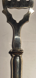 Grote Vis vork handvat is zilver  mooi bewerkt 28 cm  6 cm breed.