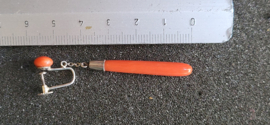 Zilver bloedkoralen  pegel oorbellen met schroefdraad 5,5 cm lang.