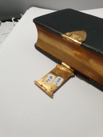 Psalmen en Gezangenboek met zware 18 Kr gouden boekslot  alles Nieuwstaat