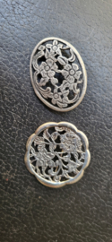 2x broche zilver 2e gehalter 4 cm  en 3 cm .