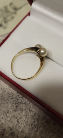 14 kr gouden slag ring met 2x 5 mm parels maat 17,5 en 2.2 gram.