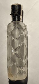 Kristal Geurfles met zilver beslag 9 cm hoog  nette staat. glas nieuwstaat.