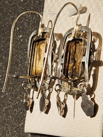 Zeer oud klederdracht rouw oorhangers met haar motief eind 18e eeuw.