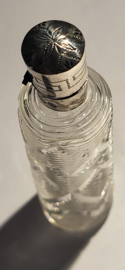 Kristal Geurfles met zilver beslag 9 cm hoog  nette staat. glas nieuwstaat.
