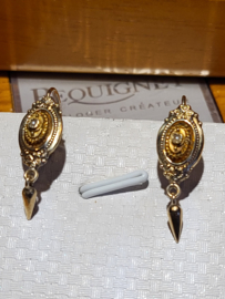 Leuke 18e eeuws oorbellen met voorhaaksluiting . met pieki en stofparel.