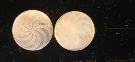 Zilver maar  gekeurd maar onbekend platte knopen streek onbekent.26 mm.