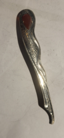 Zilver gehamerde broche met Carneool 8,5 cm.  1930.