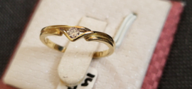 Geel  gouden14 kr  dames ring met briljant 0.08 crt maat 18 .