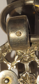 Zeer grote zilveren stuivertjes beugel met bijbehorende rokhaak. 1856