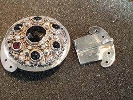 Groot antiek zilveren granaten slot streek gelderland 1870 4.5 bij 4 cm