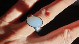 Edelstaal  damesring  met Chalcedon 15/10 maat 54