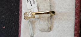 14 kr geel gouden dames rijring met 5x zirkonia maat 17,5  2,6 gram.