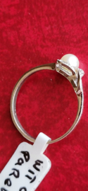 Witgoud damesring met parel en twee zirkonia  14 kr