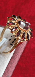 Nieuwstaat granaat ring  14 kr gouden  kop van de ring bijna 2 cm .