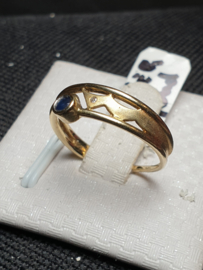 Geelgoud 14 Kr. dames ring met  Blauw saffier en klein briljantje maat 17,5