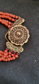 Mooie wat kleinere bloedkoralen armband met gouden slot  25 mm diameter.