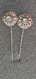 Rouwspelden zilver voor muts  6cm lang met glas steen.