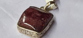 Zilver hanger met rode toermalijn 3cm. 1 cm hoog.