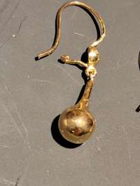Leuke 14 kr gouden pegel oorhangers met haaksluiting. 3 cm lang .