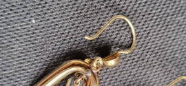 Apparte antiek klederdracht oorbellen kompleet zondergebreken 14 kr goud.