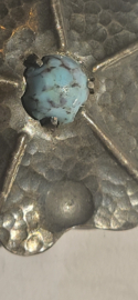 Zilver gehamerde broche met bloedkoraal 4 cm. P Kok Amsterdam 1929