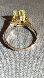 Gouden ring met hoog gezette lichte  chrysoliet steen maat 16