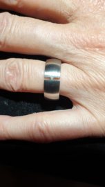 Edelstaal damesring  8 mm breed  en 1x Briljant maat 18 nieuw