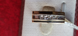 Zware dames of herenring bezet met 5 bacet geslepen diamanten.