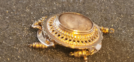 Antiek gouden sluiting steek sieraad  met haar ornament 2.5 bij 2 cm