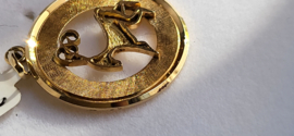 14 kr gouden sterrenbeeld zwaar Steenbok 25 mm diameter 3,8 gram.