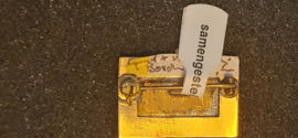 Goud met messing en emaille  broche België  met tekst JT Koekelberg