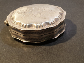 Antiek zilver Pillendoosje  1925 rest niet leesbaar 5/5 cm