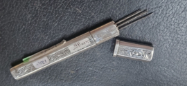 Naalde koker antiek 19e eeuw 1885 zilver 9 cm 12 gram. Johannes Treling.