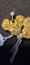 Gouden set mutsbellen Zeeland Wacheren  met parel. helaas wat reparatie.