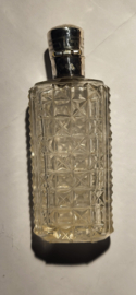 Kristal Geurfles met zilver beslag 9 cm hoog  nette staat. glas nieuwstaat.