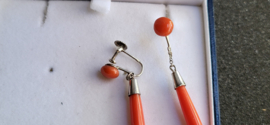 Zilver bloedkoralen  pegel oorbellen met schroefdraad 5,5 cm lang.