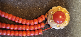 Groot bloedkoraal goude slot  4.5 cm en 3 rijen bloedkoraal armband. 17 cm