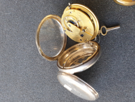 Zilver zakhorloge John Myers & co engels met snek uurwerk lopende en sleutel