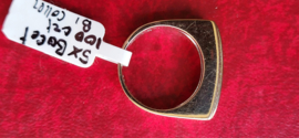Zware dames of herenring bezet met 5 bacet geslepen diamanten.